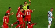 Tổ trọng tài Mỹ chịu áp lực xóa tan nghi ngờ ở bán kết Anh - Argentina
