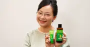 Út về vườn gây sốt với clip tắm con bằng nước thảo dược Yoosun Rau Má