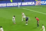 Tốc độ tụ họp gây choáng của 'đội vệ sĩ' Messi khi anh ngã xuống sân