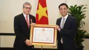 Thứ trưởng Đặng Hoàng Giang trao Huân chương Hữu nghị tới Đại sứ Brazil Marco Farani