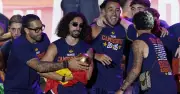 Thực hư chuyện cầu thủ Tây Ban Nha đựng cúp vàng World Cup trong túi ni lông