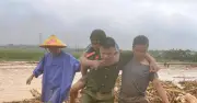 Thiếu tá công an kể phút sinh tử cứu 2 người mắc kẹt giữa lũ xiết ở Lai Châu