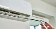 Thoa kem dưỡng ẩm trước khi vào phòng điều hòa để bảo vệ da