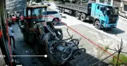 Thoát chết: Xe bồn mất lái lao vào khu dân cư, nhiều người may mắn thoát nạn