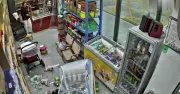 Thót tim cảnh bé gái ôm cây gỗ bị gió bão cuốn văng khỏi cửa hàng