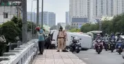 Tài xế lật ô tô trên cầu An Lạc rồi nhảy xuống kênh, nghi dùng chất kích thích