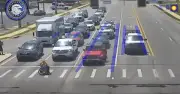 Tài xế ô tô lao ra đường giúp người tàn tật ngồi xe lăn qua đường khi sắp hết đèn đỏ
