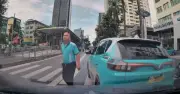 Tài xế taxi Xanh SM tạt đầu, xuống xe 'tác động vật lý' với người đi đường