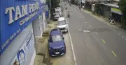 Tài xế Xpander mở cửa xe bất cẩn, người đi xe máy gặp nạn