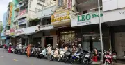 Tiệm vàng Hồng Phúc tạm ngưng hoạt động hơn 2 tháng, người dân ùn ùn giao dịch