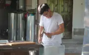 Tiếng búa 'giữ lửa' nghề gò tôn truyền thống ở Nghệ An