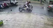 Tấn công người đi đường đang dừng đèn đỏ để cướp xe máy ở Bảo Lộc