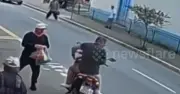 Tên cướp ngã sấp mặt sau cú ngáng chân của người đi đường
