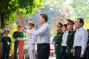 Tổng Bí thư, Chủ tịch nước dâng hương tưởng nhớ liệt sĩ tại Công viên Lê Thị Riêng