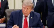 Tổng thống Trump ký sắc lệnh áp thuế 50% hàng hóa Canada