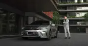 Toyota Camry HEV 2026: Giá từ 1,32 tỉ, Hybrid thế hệ 5, tương thích xăng E10
