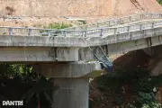 Trụ cầu trên đường Hồ Chí Minh dịch chuyển 1,5m do mưa lũ lịch sử
