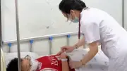 Trẻ lớn mắc Adenovirus chỉ sốt cao kéo dài, cảnh báo lây nhiễm tại bể bơi