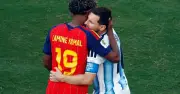 Tranh tường Messi và Yamal bị phá hoại, Ferran Torres cũng chịu chung số phận