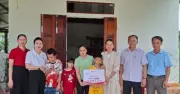 Trao hơn 29 triệu đồng đến gia đình chị Hồ Thị Diệu ở Quảng Trị