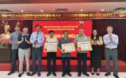 Trao tặng Huy hiệu Đảng cho 3 đảng viên Hội Luật gia Việt Nam