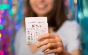Trúng số gần 35 tỷ, phụ nữ Anh tặng 174 triệu cho hàng xóm