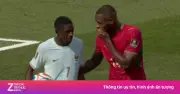 Trọng tài bỏ qua thẻ đỏ cho Diop vì che miệng nói chuyện với Dembele