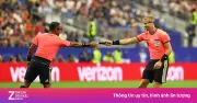 Trọng tài Ivan Barton quên bình xịt ở bán kết World Cup 2026
