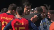 Trọng tài vô tình xịt sơn vào mặt cầu thủ Tây Ban Nha ở chung kết World Cup