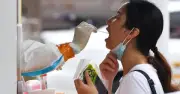 Trung Quốc ghi nhận 79.000 ca COVID-19 trong tháng 6, vượt cúm về tỷ lệ dương tính
