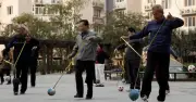 Trung Quốc tuyển dụng người về hưu, sinh viên tốt nghiệp thất nghiệp