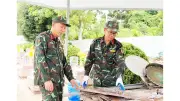 Trung tá Điện Biên chế máy mòi đá hoàn nguyên mộ liệt sĩ