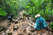 Tây Ninh cấm du khách đi đường đỉnh núi Bà Đen vì nguy cơ đá lăn