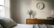 Vì sao không nên treo đồng hồ đối diện giường ngủ?