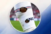 Vì sao nhiều ngôi sao World Cup thi đấu với tất rách?