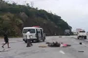Va chạm với ô tô khách, 2 người đi xe máy tử vong, 7 con chó bị cán chết