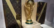 Vali Louis Vuitton lại được FIFA chọn đựng cúp vàng World Cup