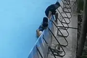 Video khói nghi hê làm sập hồ bơi, nước àp sang nhà hàng xóm như lũ