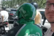 Video: Nam du khách Nga xúc động khi tài xế đưa xe máy vào bóng mát tránh nắng