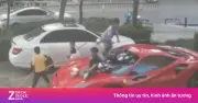 Video nhóm trẻ em trèo lên xe Ferrari chơi đùa gây hư hỏng