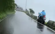 Video xe máy suýt lao xuống vực ở Ấn Độ gây xôn xao