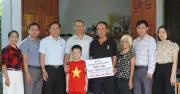 VietnamNet trao hơn 1 tỷ đồng tặng học sinh liệt tứ chi ở Nghệ An
