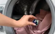 Viên giặt phát nổ suýt làm mù mắt phụ nữ Hàng Châu