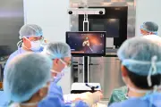 Vingroup công bố quỹ 280 tỷ mở rộng phẫu thuật robot cho người Việt