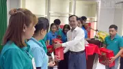 Vĩnh Long thăm doanh nghiệp, tặng quà công nhân khó khăn