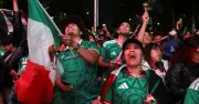World Cup 2026: Mexico thắng lịch sử, 3 người chết vì ngạt thở khi ăn mừng