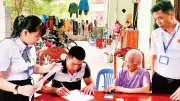 Xã Cốc San cử cán bộ đến tận nhà hỗ trợ thủ tục hành chính cho người yếu thế