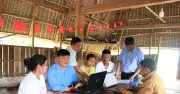Xã Đăk Kôi đưa cán bộ về nhà rông giải quyết thủ tục hành chính lưu động