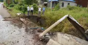 Xe bồn chở 5.000 lít axit lật trên cầu ở Lâm Đồng, axit tràn ra suối