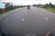 Xe bán tải lùi giữa đường cao tốc gây nguy hiểm, bị phạt tới 22 triệu